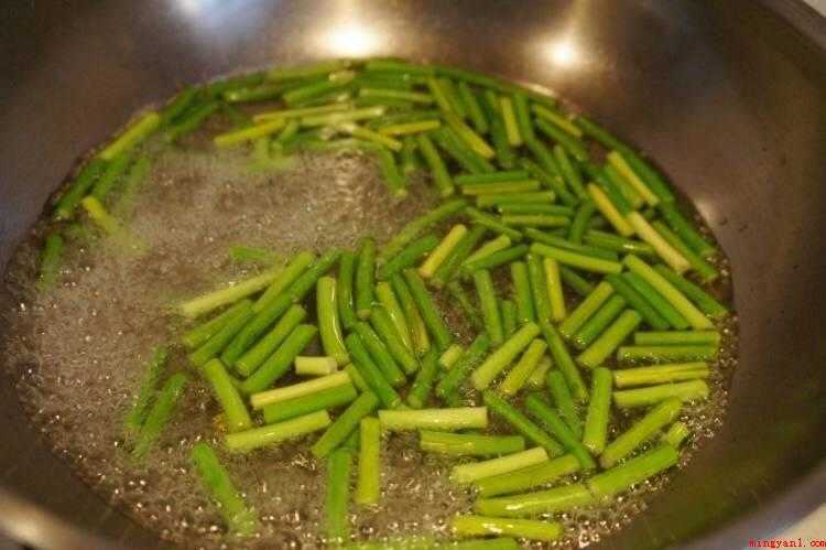 炒冻豆腐怎么做好吃(蒜薹清洗切条,香肠斜切片。)