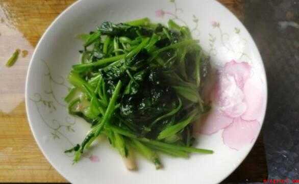怎么炒菠菜好吃(菠菜含有丰富多彩的维他命_健康频道)