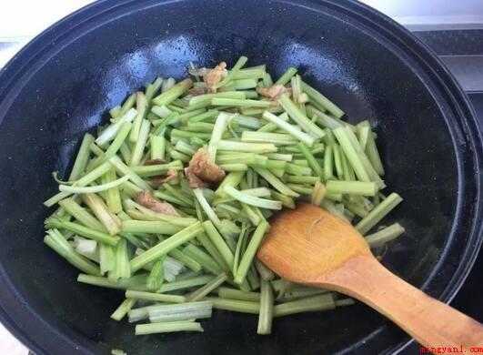 怎么炒芹菜粉(芹菜炒粉条色香味俱全_健康频道)