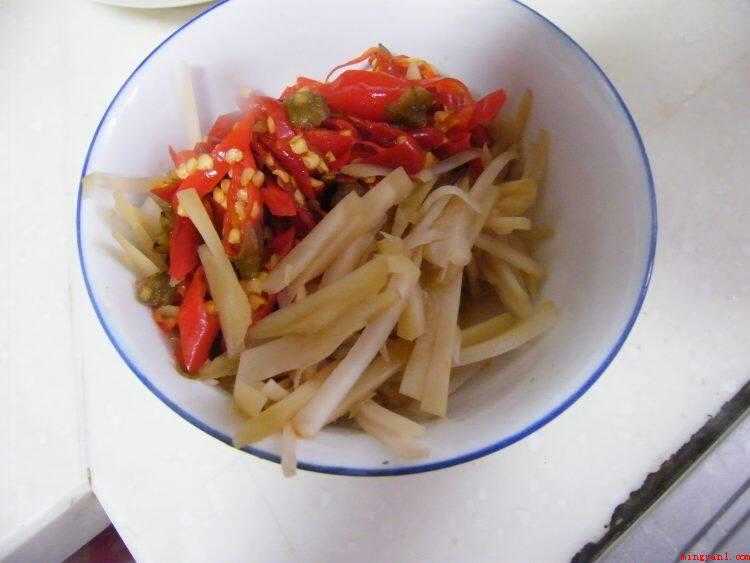 猪小肠怎么炒(猪大肠爆炒最为口味,湘菜一般喜欢爆炒做法,趁热食用非常美味_)