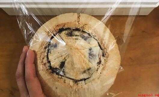 椰奶冻怎么打开(椰奶冻从冰箱里取出后,撕下保鲜膜,揭开之前打开的盖子就可以吃)