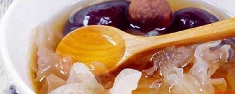 银耳红枣桂圆能在一起煮吗?有什么功效(可以一起煮银耳红枣桂圆的作用)