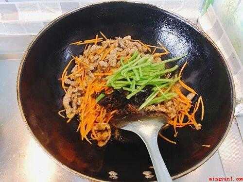 青椒牛肉丝怎么炒(青椒丝和黑木耳丝一起炒断生后加盐调味出锅)