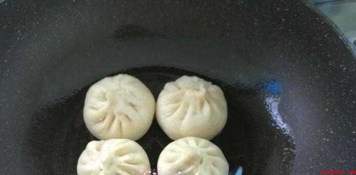 剩包子怎么做好吃法(剩包子4个,生鸡蛋2个,小香葱2根,黑芝麻粉)