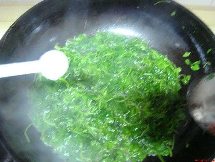 草头怎么炒的嫩又好吃(草头洗净后沥干水分,锅内倒油,油温9分热。)