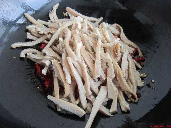 牛肚怎么做(食物提前准备:熟牛肚、辣皮子、花椒粒、白胡椒粉、圆葱、毛芹、)
