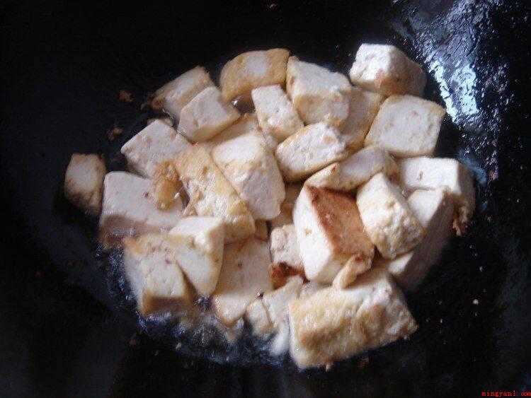 豆腐炒辣椒怎么做(食物提前准备:豆腐300克辣椒50克、油适当、盐适量)