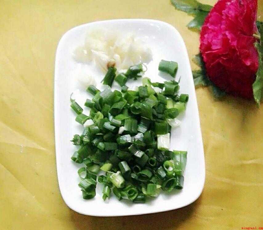 米粉怎么炒（胡萝卜、青瓜半条、香葱大蒜各适量）