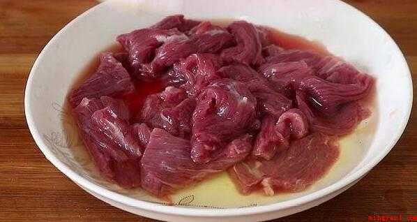 爆炒牛肉怎么炒（牛肉,啤酒,鸡蛋,淀粉,食用油,小葱,生姜,西兰花,胡萝卜,）