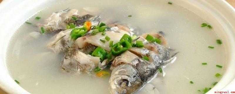鲤鱼汤怎么做(鲫鱼清洗,除掉内脏器官鱼鳞片,切成2段,放入砂锅中)