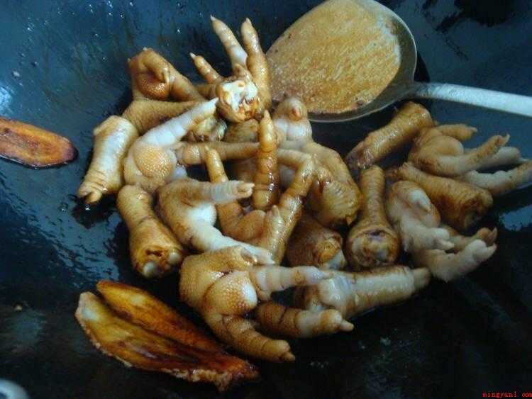 红烧鸡爪怎么做好吃（鸡爪洗净对切开,鸡爪烧烂后放入点生抽调味即可装盘）