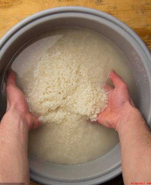 米饭怎么做好吃（如何记牢洗米和水的占比?）