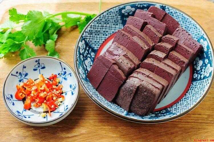 炒羊血怎么做好吃(韭菜择洗干净后切小段,羊血洗净切成大块。)