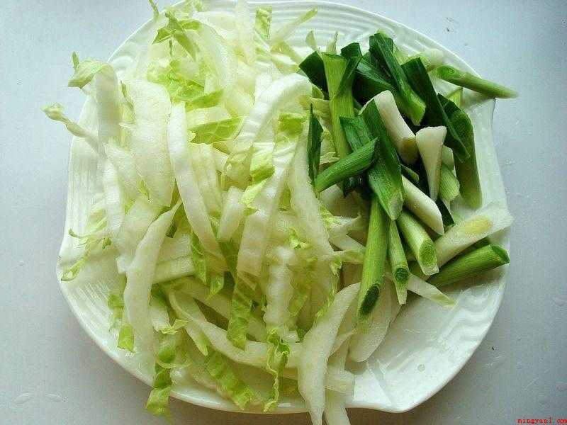 炒大白菜怎么做好吃(卷心菜杆、猪肉、蒜苗、五香粉、芝麻油(可选)、鸡精、淀粉。)