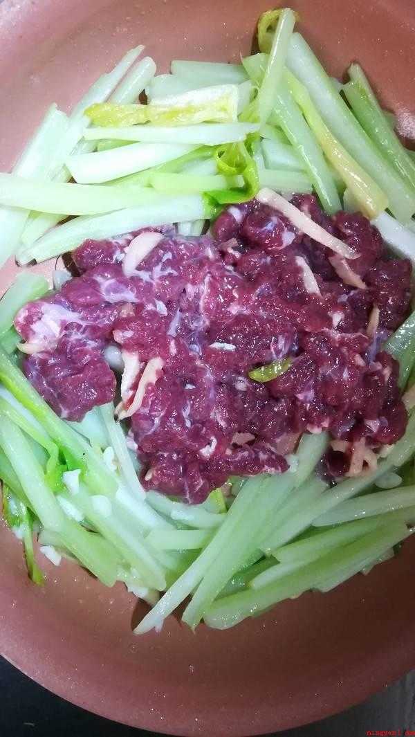 牛肉可以搭什么蔬菜炒(牛肉可以和芹菜炒,具体做法)