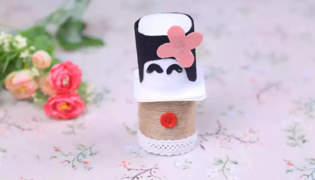 酸奶瓶做手工作品怎么做(酸奶瓶做手工作品作法:)