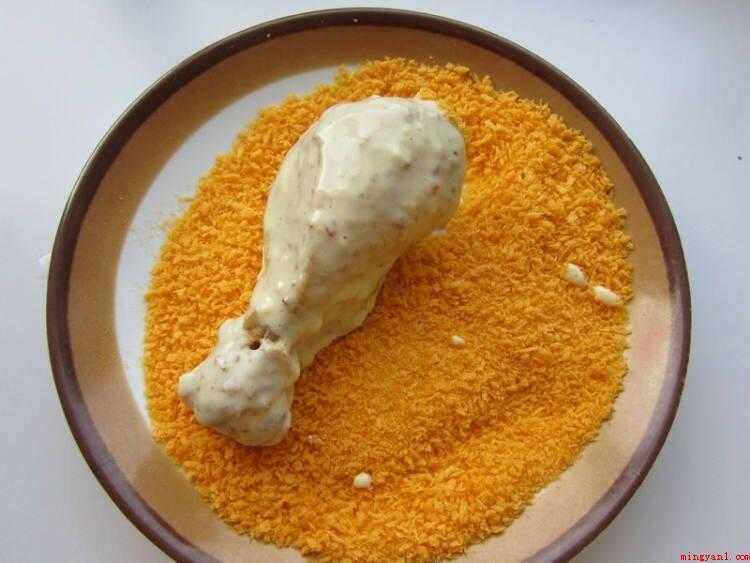 大个的鸡腿怎么做好吃（食物提前准备:鸡小腿、食用油、盐、生鸡蛋、面包糠、辣椒粉、孜）
