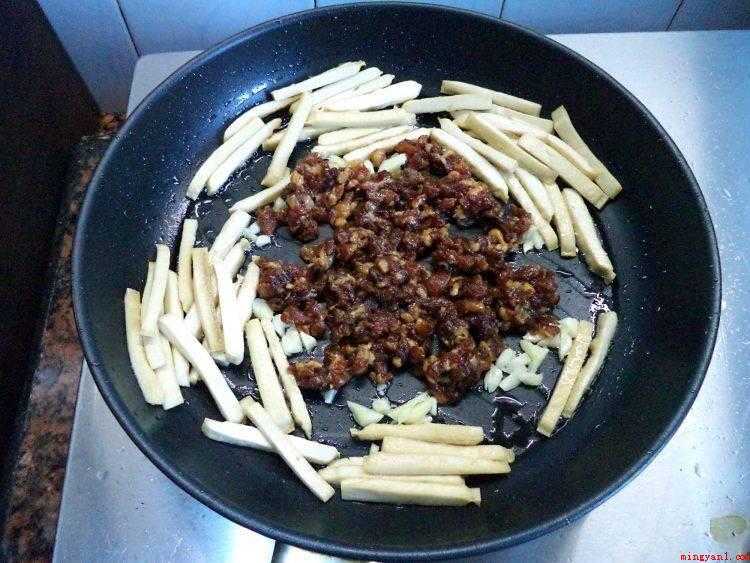 豆干条怎么炒（豆干切条,肉末切小粒,加入酱油,生粉拌匀腌制,大蒜和青椒切小）