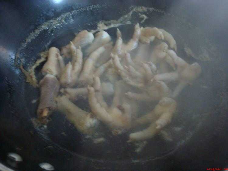 红烧鸡爪怎么做好吃（鸡爪洗净对切开,鸡爪烧烂后放入点生抽调味即可装盘）