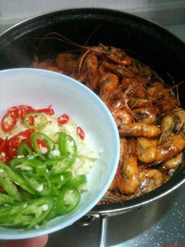 草虾怎么做好吃（辣椒下锅的做法_菜谱）
