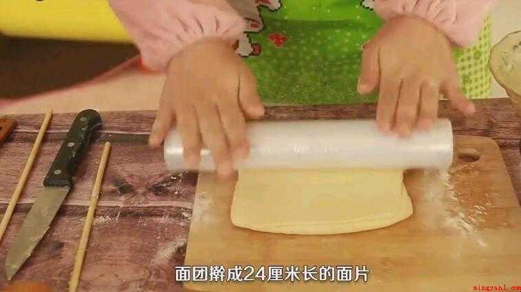 面包如何做(面团和黄油要步调一致,用三擀三折的方法)