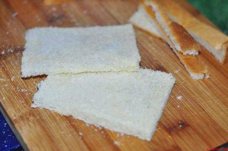 香蕉能做什么简单的美食（香蕉削皮切成2段,按土司的长短来切）