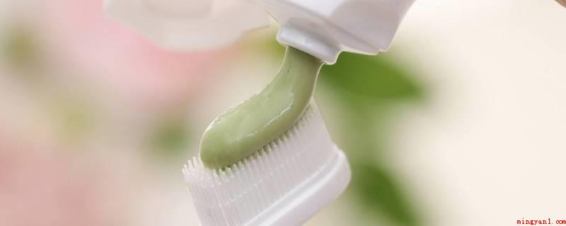 过期牙膏还能用来干嘛（过期牙膏也可以用来擦玻璃、去茶垢、洗衣服）