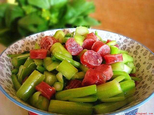 腊肠炒什么菜好吃?(菜心炒香肠材料:腊肠、菜心、蒜做法)