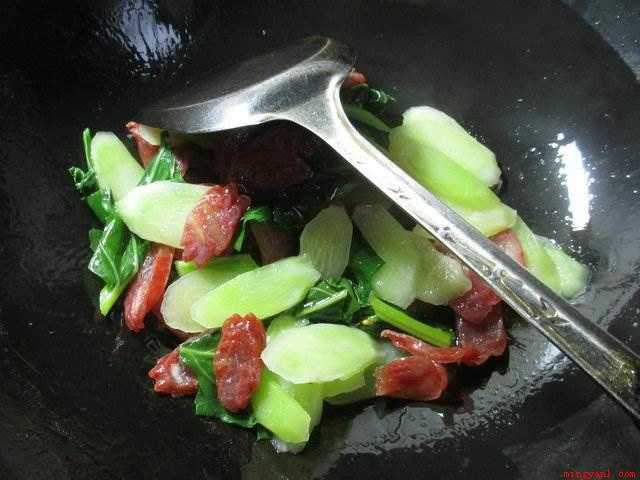 腊肠炒什么菜好吃?(菜心炒香肠材料:腊肠、菜心、蒜做法)