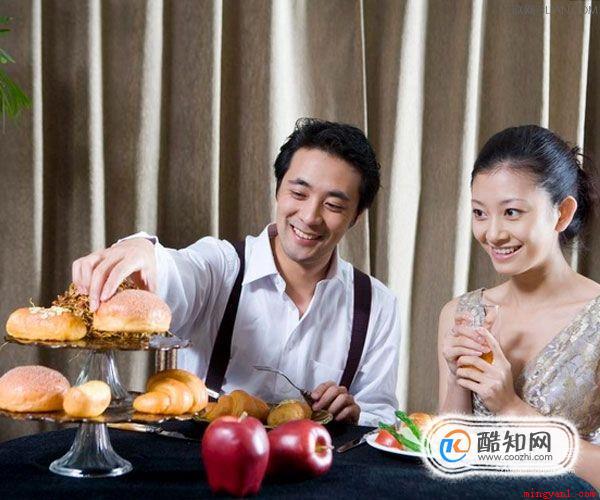 第一次如何顺利和女朋友做爱(夫妻生活第一次怎样成功和女朋友做爱?)