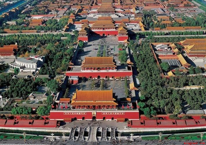 明朝故宫建成于明朝。1406年永乐皇帝朱棣为了完成自己父亲