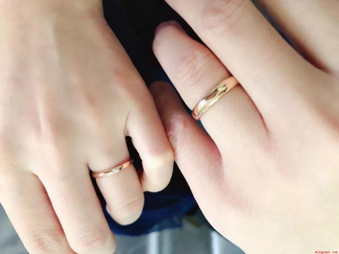 右手戴戒指的含义是什么（右手戴戒指有表露自信、订婚、已婚等意思,右手不同）