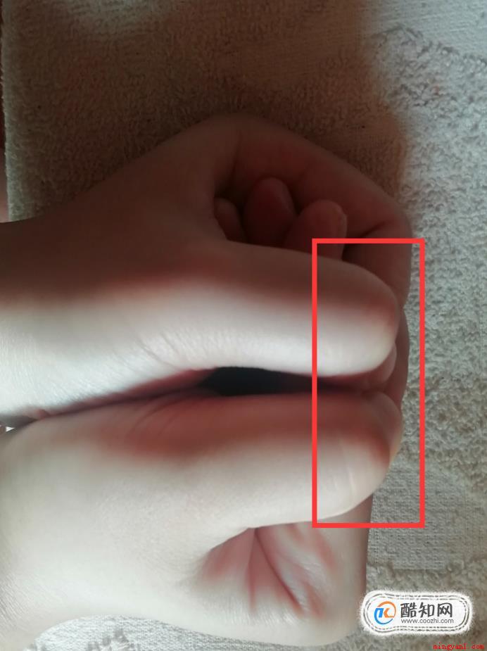 怎么用手指吹口哨,简单却最响的手吹口哨法!(生活中怎样用手吹口哨)