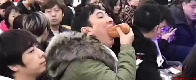 王思聪吃热狗什么梗是什么梗(王思聪:你们别再发我吃热狗的照片了行吗)