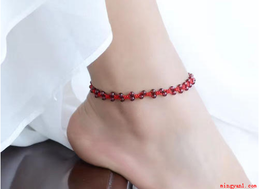 女人脚上系红绳代表什么(女人脚上系红绳代表意义)