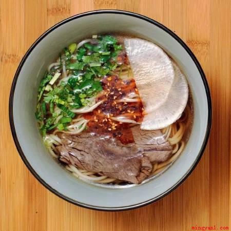 牛肉面”一清二白三红四绿五黄”一清是指?