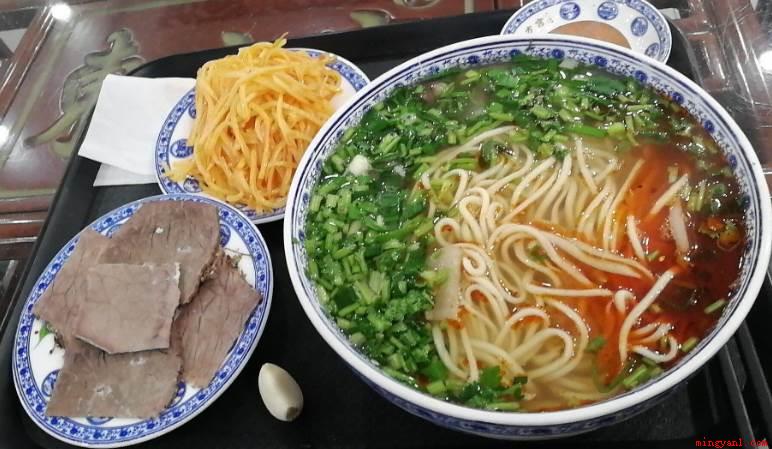 牛肉面”一清二白三红四绿五黄”一清是指?