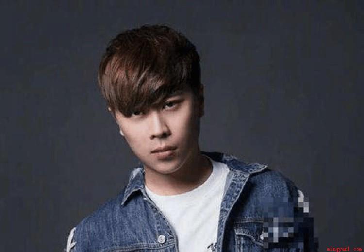 卢本伟是一个电竞选手,退役后做了主播,直播时喜欢说脏话和骚话