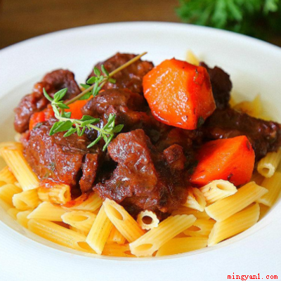 炖牛肉最忌讳哪两种佐料(炖牛肉最忌讳两种佐料是花椒和大料)