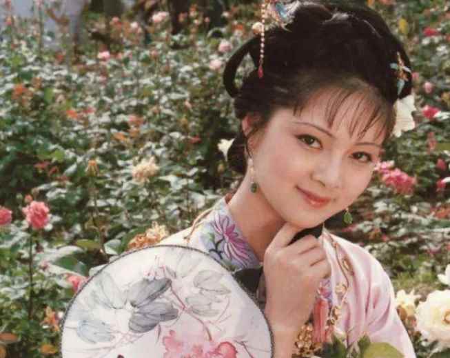 红楼梦29回概括(黛玉用手帕打了呆看宝钗的宝玉眼睛)