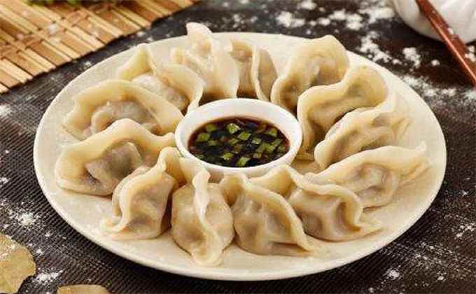 梦见吃饺子(谈婚论嫁的人梦见吃饺子说明)