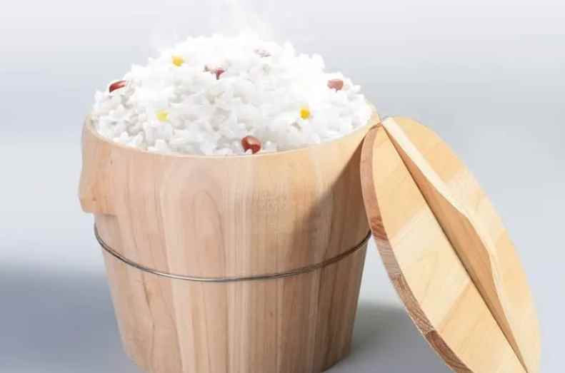 蒸米饭一碗米要几碗水(蒸米饭时,一碗米大概可以用一碗半水,具体还是要看米在锅里,水)