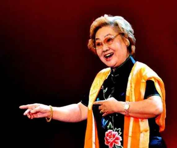 我的祖国是由谁演唱的