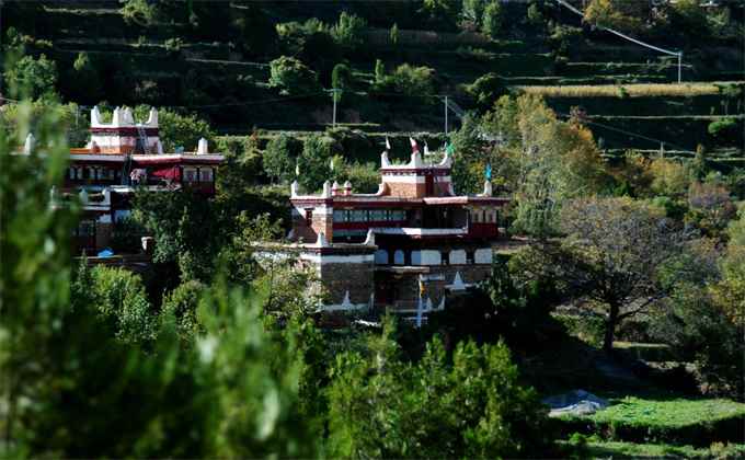 丹巴美人谷在哪里(神山周围被65座山峰环绕,绚丽多姿的景色美不胜 收,围绕着这)
