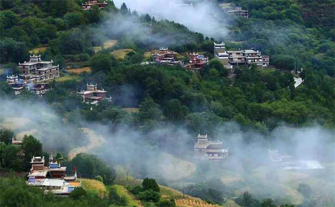 丹巴美人谷在哪里(神山周围被65座山峰环绕,绚丽多姿的景色美不胜 收,围绕着这)