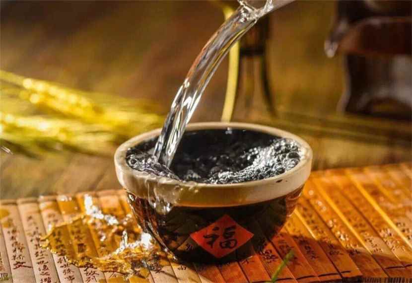 世界三大名酒是什么(世界三大名酒是中国贵州茅台酒、英国苏格兰威士忌、法国柯涅克白)