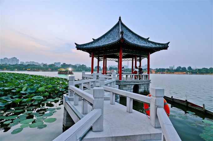 大明湖在哪里个城市(山东省济南市区湖泊、济南三大历史名胜之一)