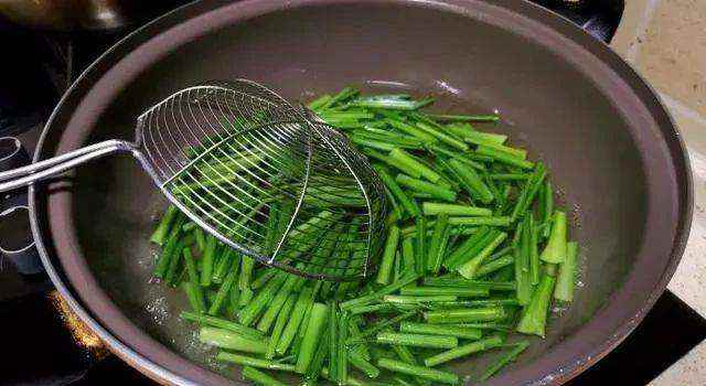 芹菜焯水多长时间(芹菜焯水时间一般2分钟左右)