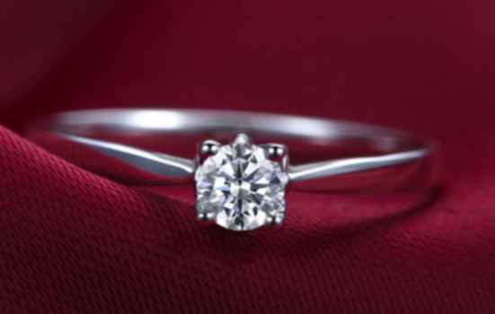 1克拉钻石多少钱一克拉（如果不考虑钻石级别等级,一克拉天然钻石戒指,价格大概在2万到）