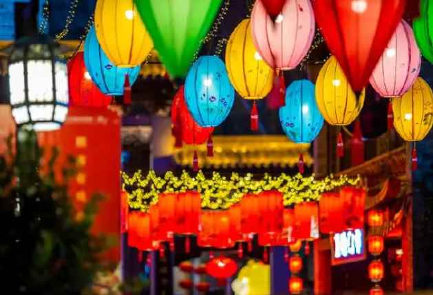 元宵节几号(唐朝时佛教大兴,仕官百姓普遍在正月十五这一天“燃灯供佛”)